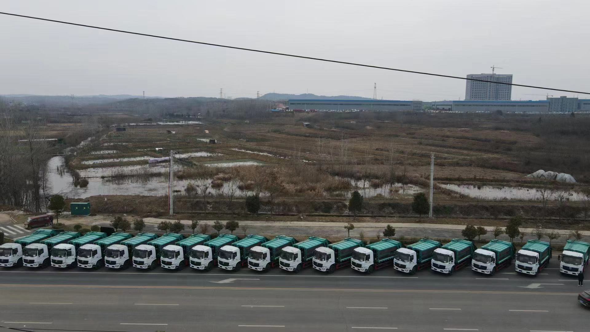 砥礪前行，程力集團(tuán)二十二臺(tái)東風(fēng)12噸壓縮垃圾車批量發(fā)車