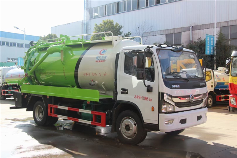 茂名東風(fēng)凱普特吸污車現(xiàn)車上市：是搜集、中轉(zhuǎn)運輸污泥、污水，防止二次污染的新型環(huán)衛(wèi)車輛