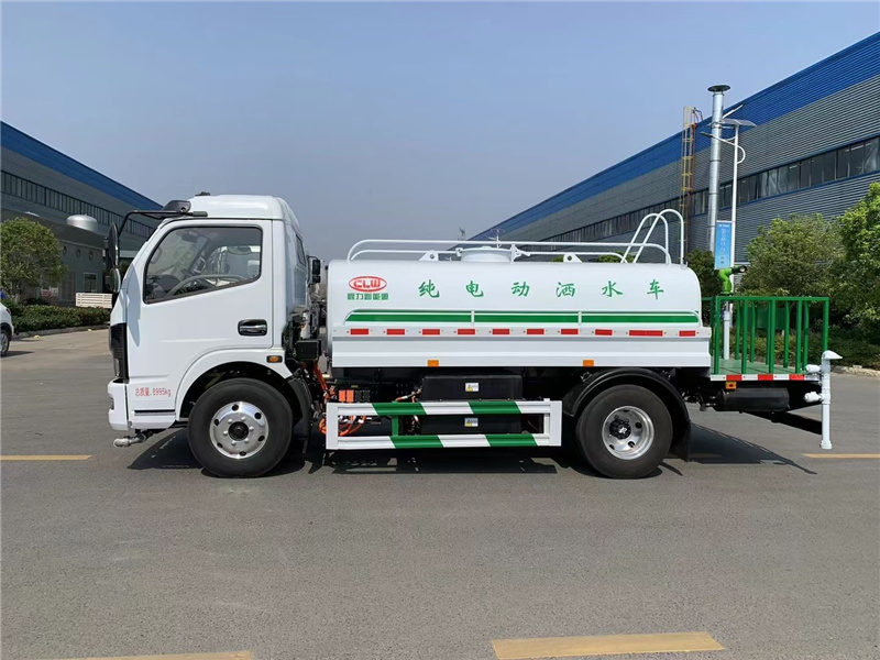 程力純電動灑水車助力城市環(huán)衛(wèi)，隨著藍天保衛(wèi)戰(zhàn)的推進，環(huán)保治理的深入，城市對于優(yōu)質(zhì)灑水車的需求不斷擴大