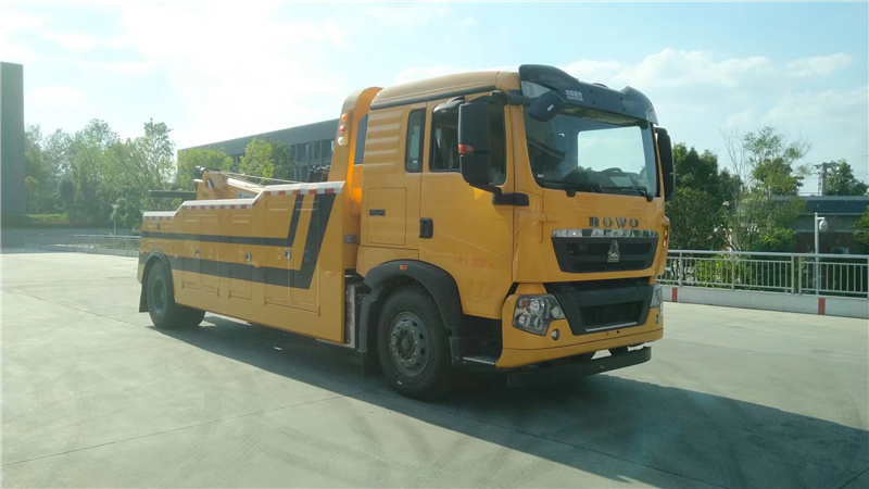 程力清障車現(xiàn)車：國六豪沃單橋拖吊連體清障車已通過國家強制性認證證書，排放標(biāo)準達到國家環(huán)保要求