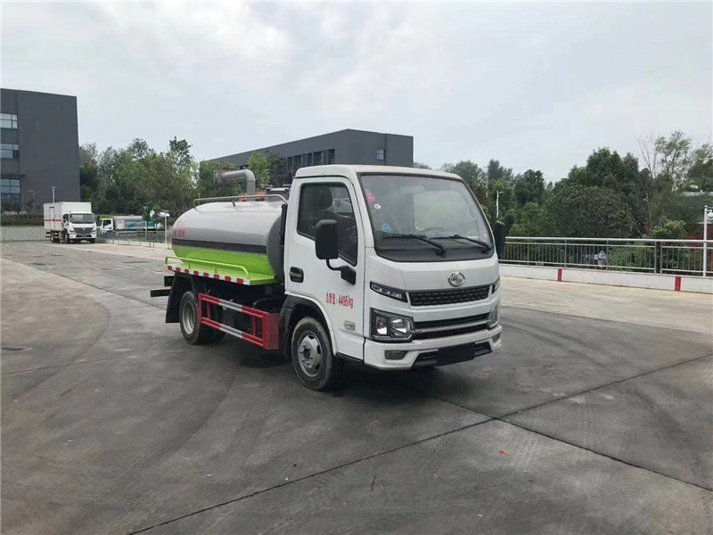 東風多利卡D9吸糞車采用滾塑工藝一次成型，具有高強度的耐腐蝕性