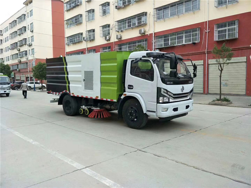 東風(fēng)天錦掃路車洗掃車能適應(yīng)不同道路表面的清掃要求，屬國內(nèi)首創(chuàng)
