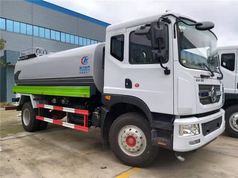 東風(fēng)多利卡噴灑車廣泛應(yīng)用于公路、運(yùn)動(dòng)場(chǎng)地的保濕、降溫