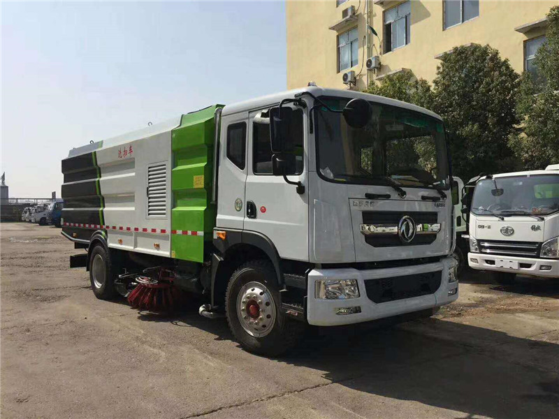 東風天錦多功能洗掃車結構簡單緊湊，保證噴水桿的離地高度固定不變