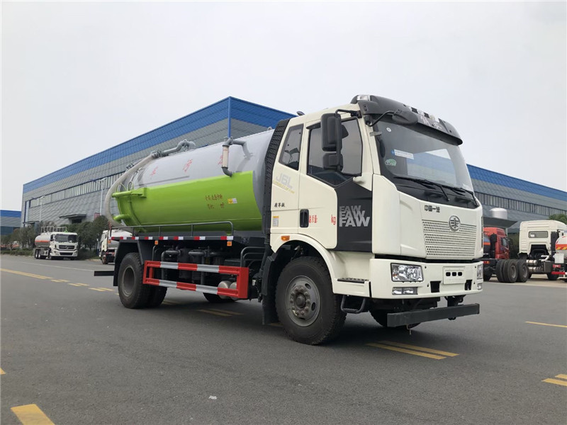 東風多利卡清洗吸污車，罐體的自卸功能可使排污更快、更干凈