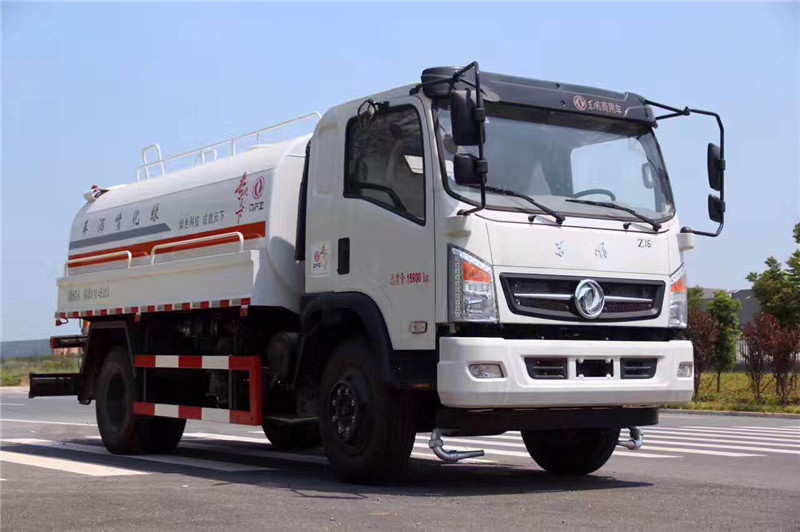 東風(fēng)天錦灑水車用于城市道路、大型廠區(qū),園林等單位清潔路面