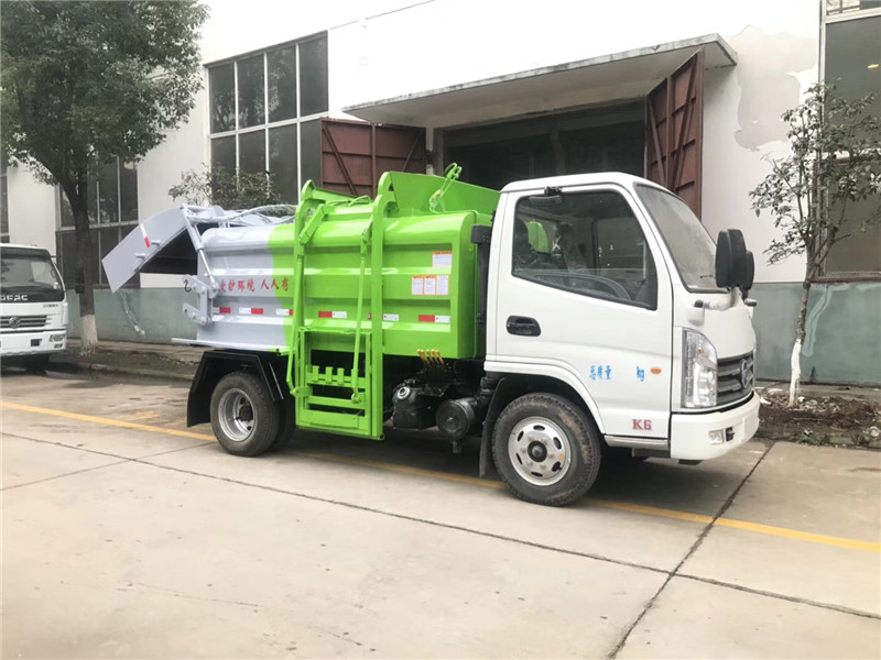 東風(fēng)多利卡D7國六壓縮式垃圾車車身小巧靈活，上料速度快