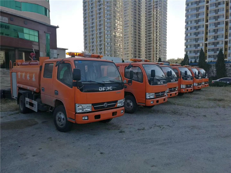  東風5噸消防灑水車采用國標Q235B型碳鋼板制造，適合撲救一般性火災