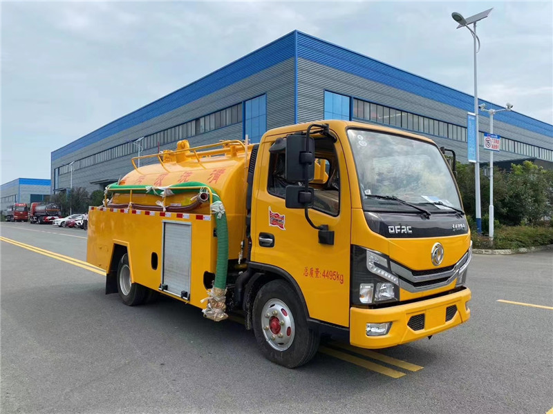 東風(fēng)天錦環(huán)衛(wèi)清洗吸污車通過(guò)高壓水射生的壓力，打開阻塞管道