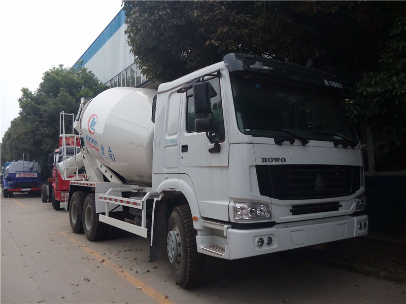 東風福瑞卡攪拌車，各部件量正?？煽?，有效提高操作人員上下安全性