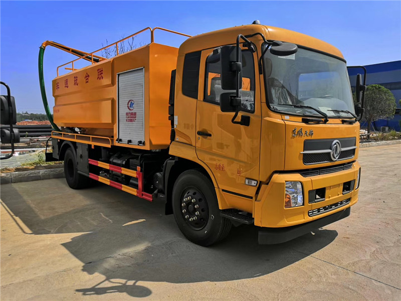  東風多利卡大型吸污車確保了污水處理的速度，降低污水處理成本