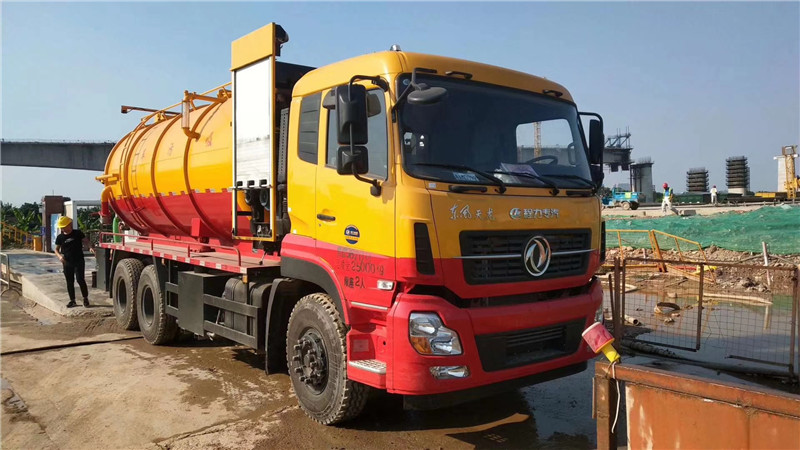 東風前四后八大型管道疏通車可以滿足嚴重管道狀況，使用范圍更廣泛