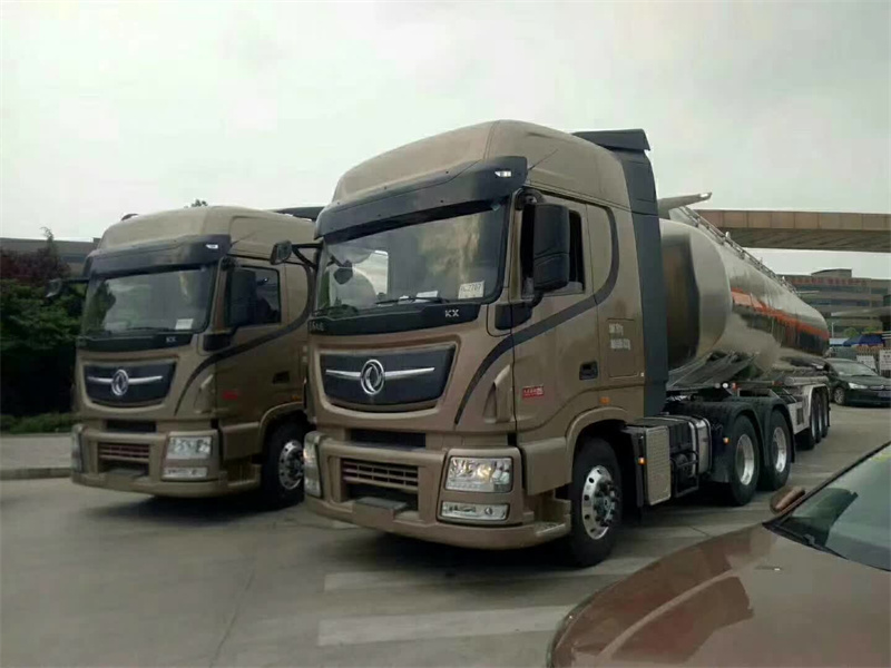 天龍牽引頭好評如潮，兩臺50立方天龍牽引頭鋁合金油罐車繼續走起