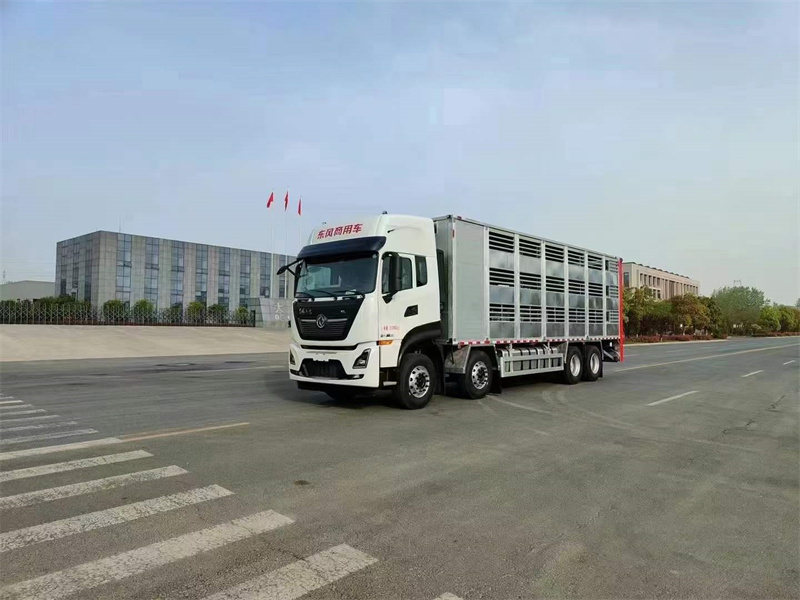 正大（湛江）智能化種豬場(chǎng)東風(fēng)天龍鋁合金恒溫運(yùn)豬車來(lái)幫忙