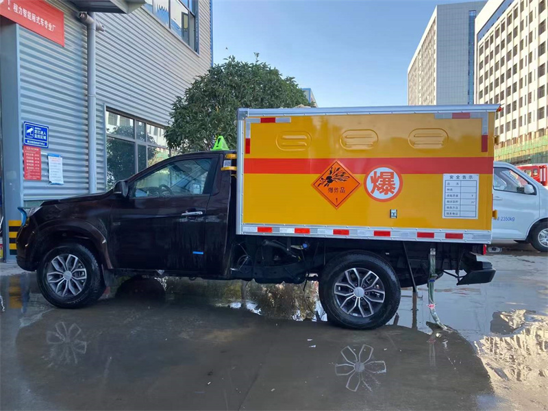 江玲四驅(qū)爆破器材運輸車 江玲四驅(qū)爆破器材運輸車