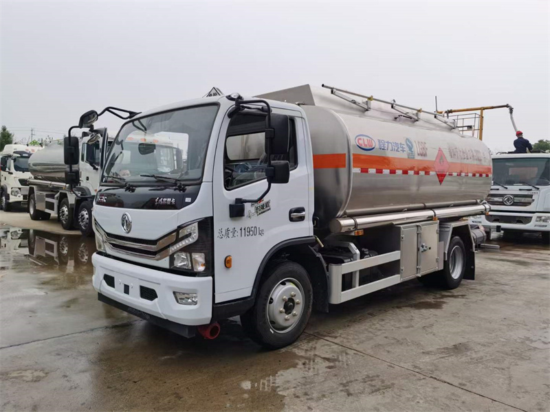 ?東風(fēng)多利卡11方鋁合金運(yùn)油車 ?東風(fēng)多利卡11方鋁合金運(yùn)油車