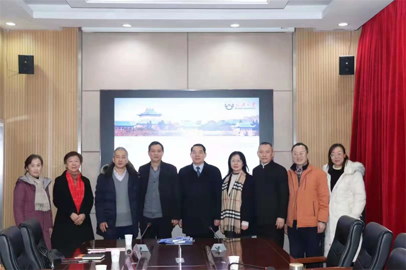 程力集團(tuán)向武漢大學(xué)捐贈兩臺新能源掃地車交車儀式