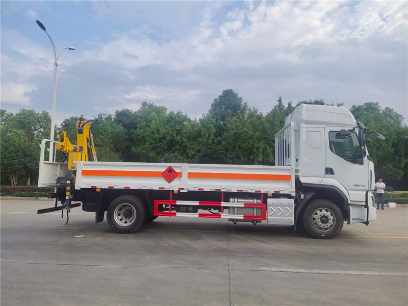 東風(fēng)柳汽氣瓶運輸車帶吊 東風(fēng)柳汽氣瓶運輸車帶吊