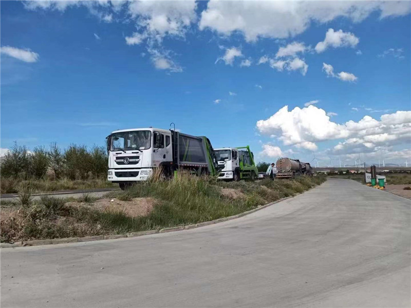 程力環衛壓縮垃圾車和擺臂垃圾車發往西藏