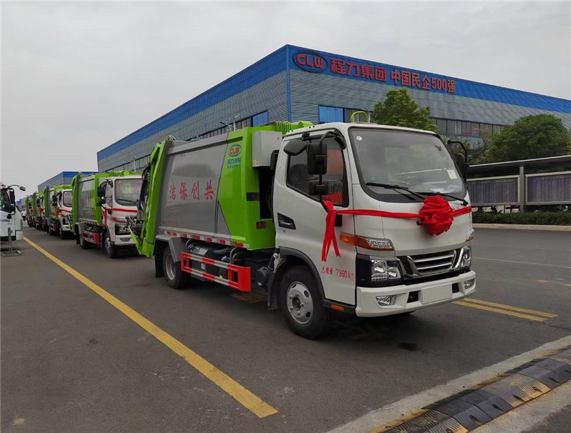 五臺壓縮垃圾車發往廣東共創保潔美好新生活